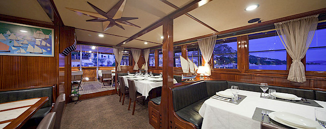 Yacht Tajna Mora saloon