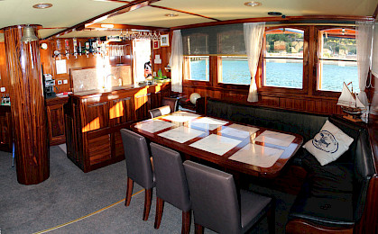 Yacht Tajna Mora saloon