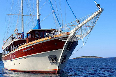 Yacht Tajna Mora front view