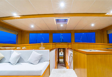 Yacht Happy Days saloon