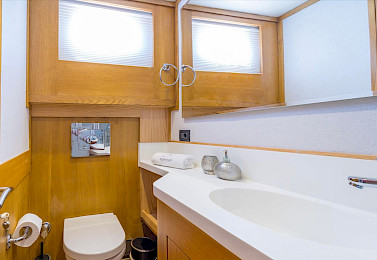 Yacht Happy Days cabin bathroom