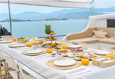 Yacht Happy Days dining table