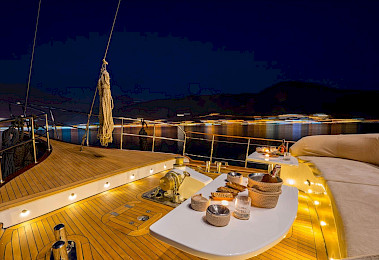 Yacht Happy Days deck