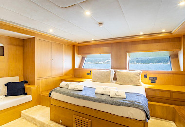 Yacht Happy Days cabin