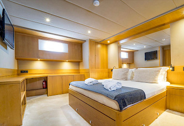 Yacht Happy Days cabin