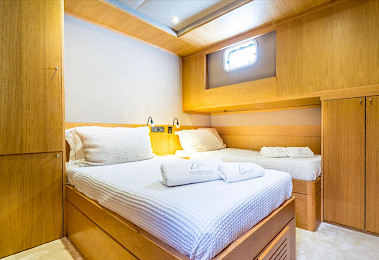 Yacht Happy Days cabin