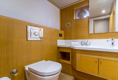 Yacht Happy Days cabin bathroom