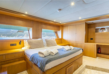 Yacht Happy Days cabin