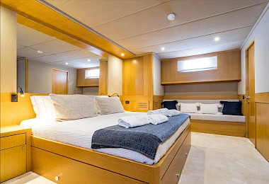 Yacht Happy Days cabin