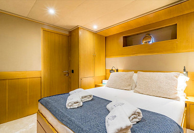 Yacht Happy Days cabin