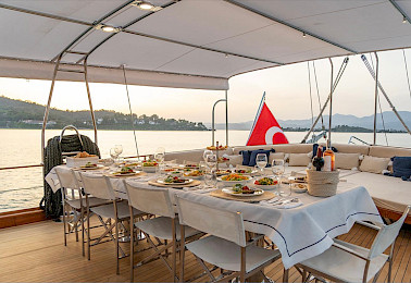 Yacht Happy Days dining table