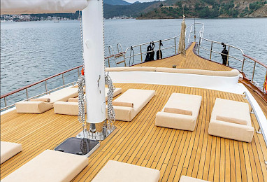 Yacht Happy Days deck