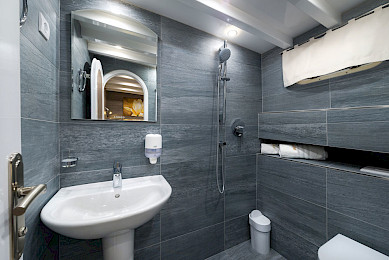 Yacht Andjeo cabin bathroom