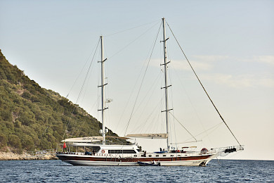 Yacht Luce del Mare side view