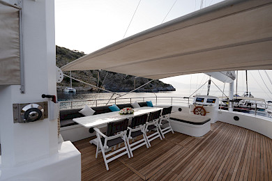 Yacht Luce del Mare deck