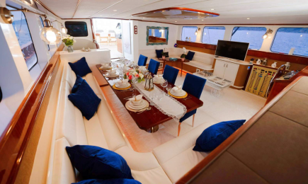 Yacht Luce del Mare saloon