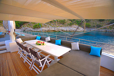 Yacht Luce del Mare deck