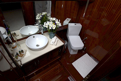 Yacht Luce del Mare cabin bathroom