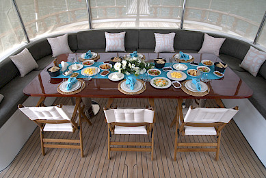 Yacht Luce del Mare dining table