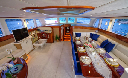 Yacht Luce del Mare saloon