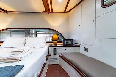 Yacht Luja cabin