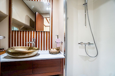 Yacht Luja cabin bathroom