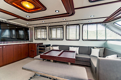 Yacht Luja saloon