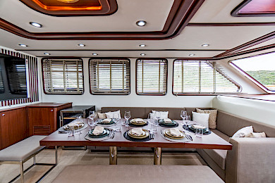 Yacht Luja saloon