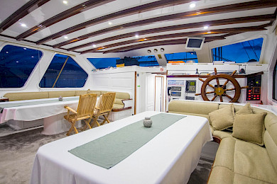 Yacht Grande Mare saloon