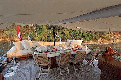 Yacht Grande Mare dining table