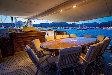 Yacht Grande Mare dining table