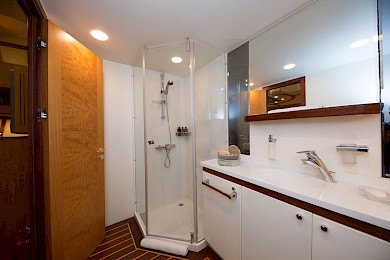 Yacht Serenity 86 cabin bathroom