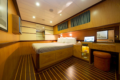 Yacht Serenity 86 cabin