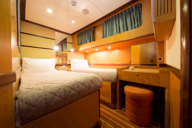 Yacht Serenity 86 cabin