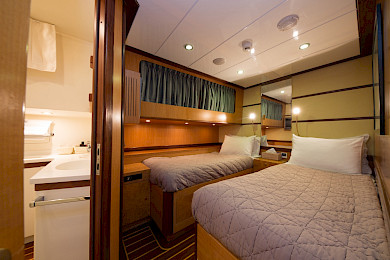 Yacht Serenity 86 cabin