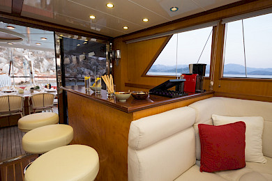 Yacht Serenity 86 saloon