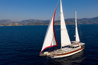 Yacht Serenity 86 sailing