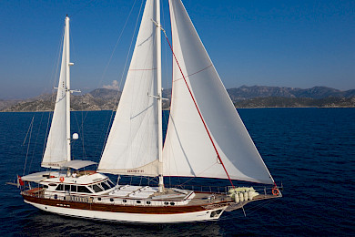 Yacht Serenity 86 sailing