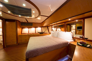 Yacht Serenity 86 cabin