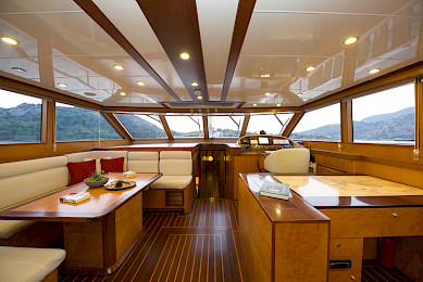 Yacht Serenity 86 saloon