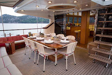 Yacht Serenity 86 dining table