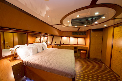 Yacht Serenity 86 cabin