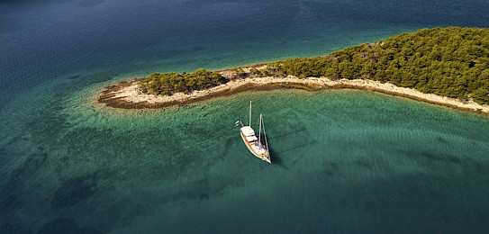 Yacht Perla aerial view