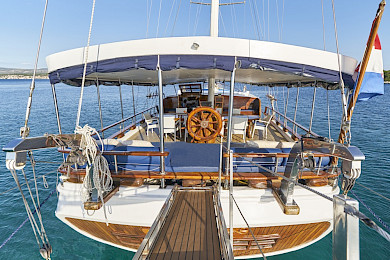 Yacht Perla aft view