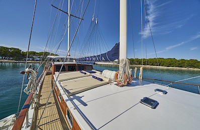 Yacht Perla deck