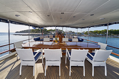 Yacht Perla dining table