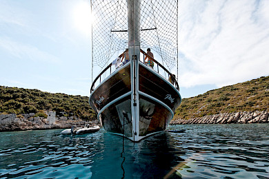 Yacht Perla front view