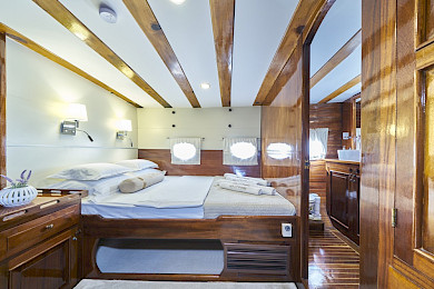 Yacht Perla cabin