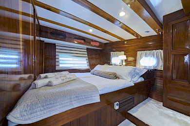 Yacht Perla cabin