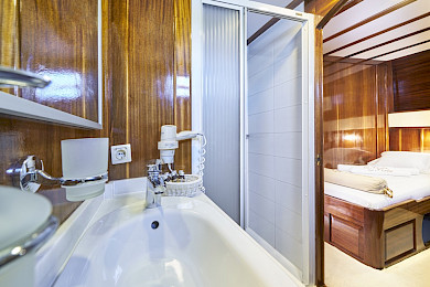 Yacht Perla cabin bathroom